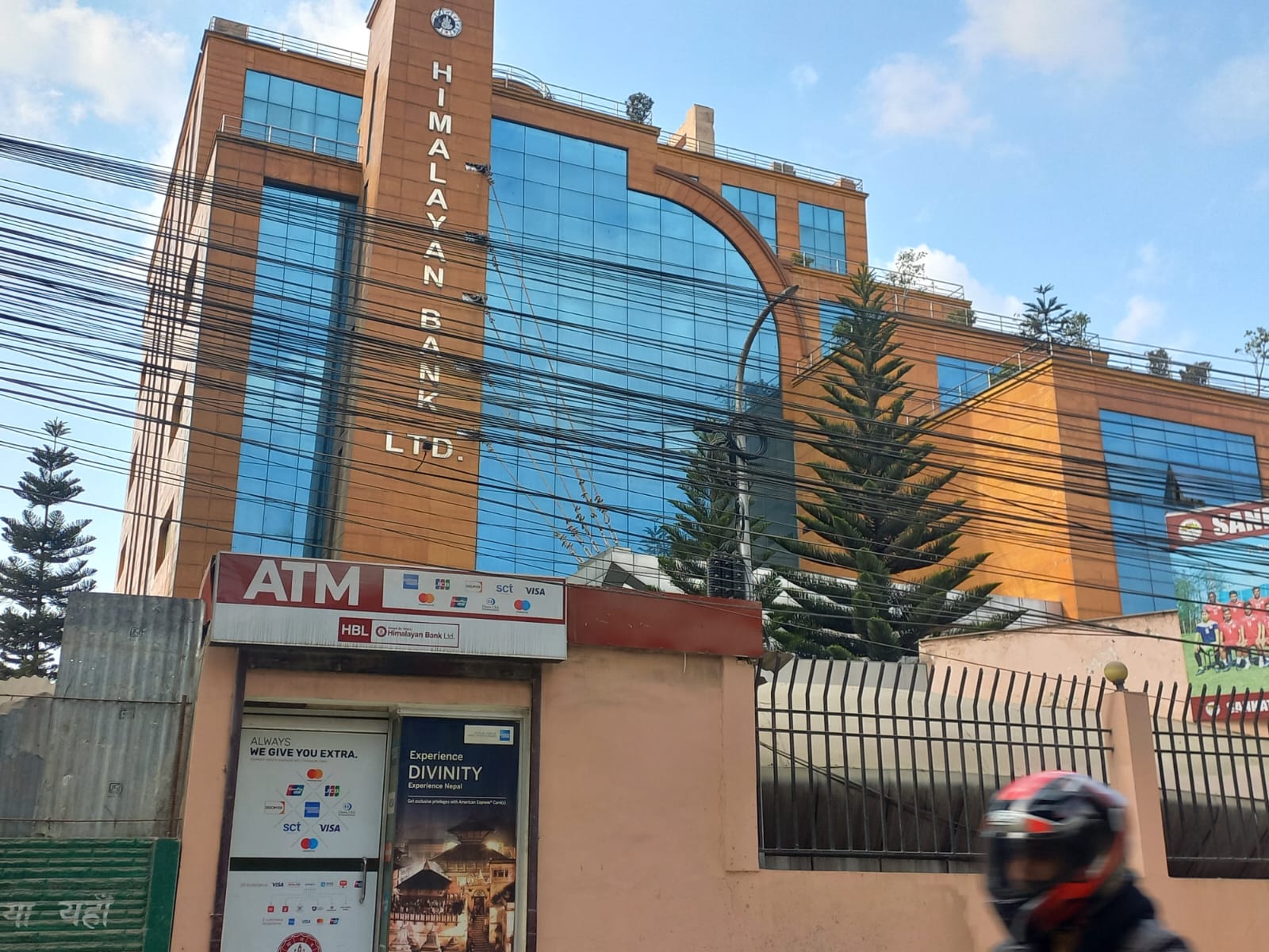 हिमालयन बैंकले आफ्ना सेयरधनीको हात खाली बनायो