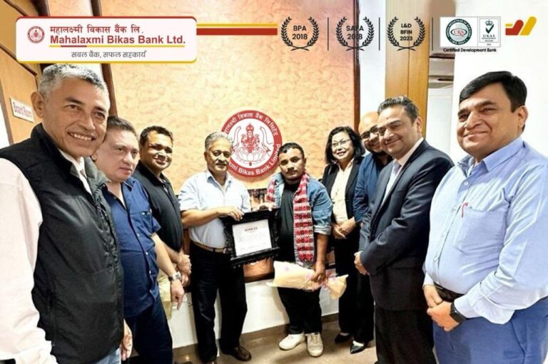 बाढीले बगाएका दुई जनालाई बचाएका तामाङलाई महालक्ष्मी विकास बैंकले दियो एक लाख नगद