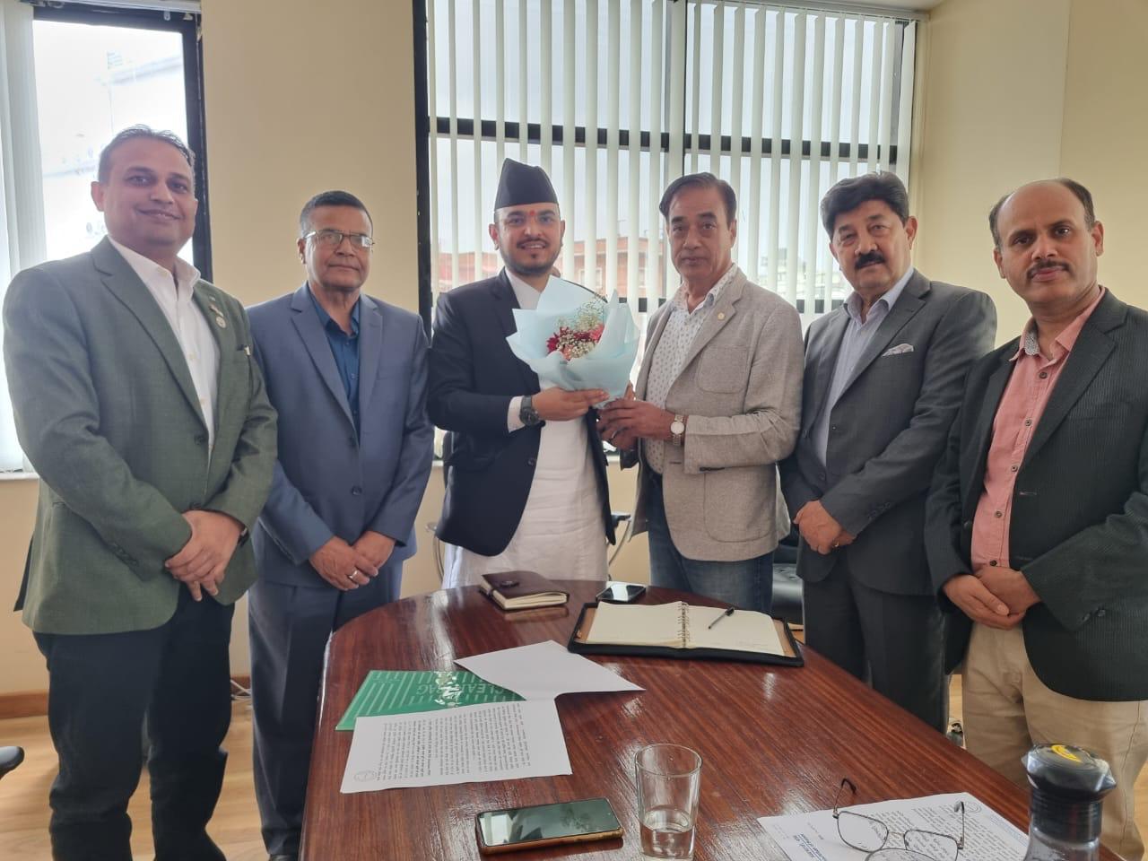 संचालकहरुको सेयर १ बर्षसम्म बिक्री गर्न नपाउने व्यवस्था अव्यवहारिक : निर्जीवन बीमा व्यवसायी