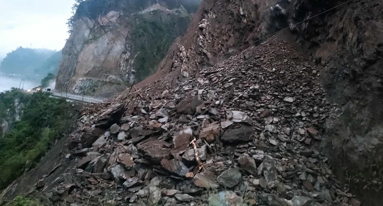 अविरल वर्षाले नारायणगढ–मुग्लिन सडकखण्ड र मुग्लिन–नागढुंगा सडकखण्ड अवरुद्ध