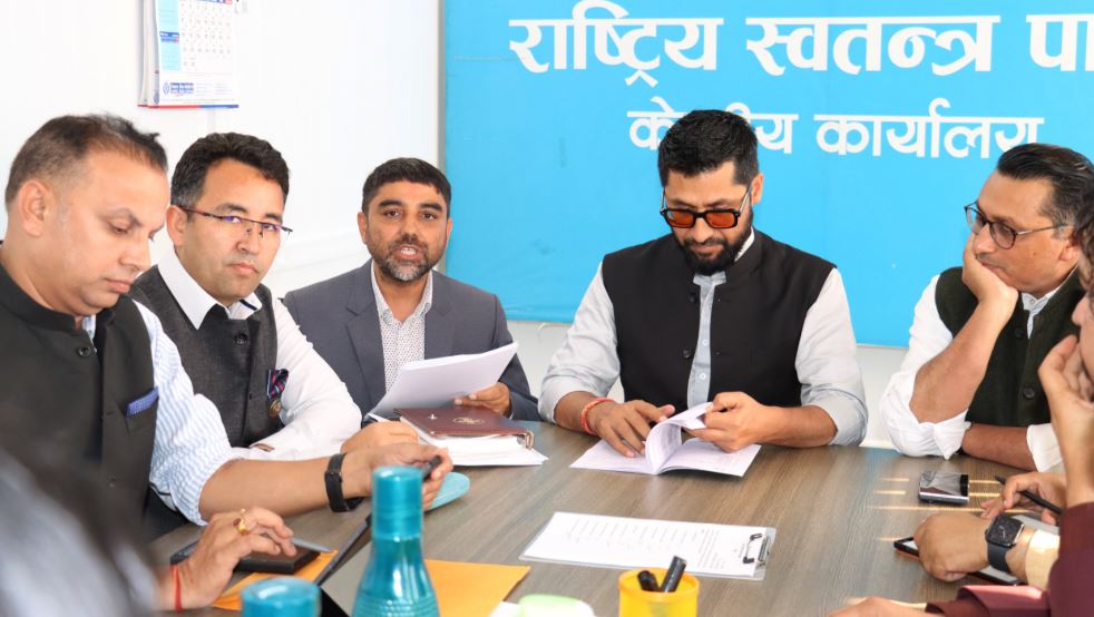 रास्वपा सांसदहरूसँग आज सभापति लामिछानेले सामूहिक छलफल गर्दै