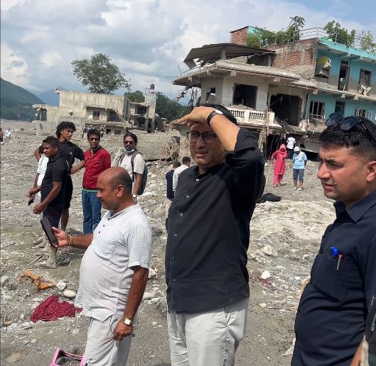 बाढी प्रभावित क्षेत्र पुगेर अर्थमन्त्रीको ढाडस: 'ढुक्क हुनुहोस्, स्रोतको अभाव हुन दिनेछैनौँ'