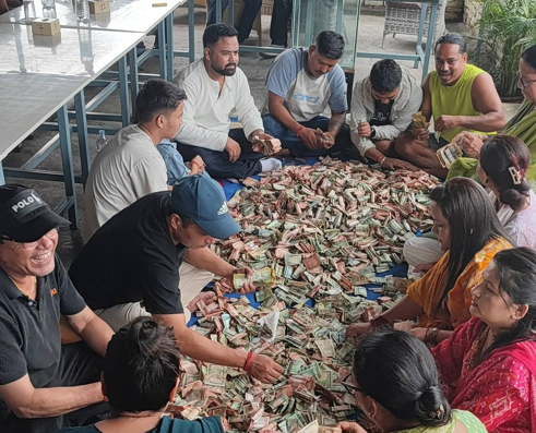 असहाय र विपन्न नागरीकका लागि संकलन गरिएको  ७ लाख १८ हजार बाढीको चन्दा रसुवा बाढीपिडितलाई