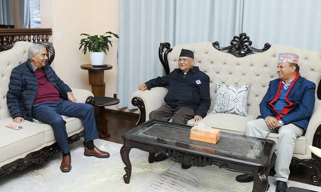 देउवालाई भेट्न महासचिव पोखरेलसहित  महाराजगञ्ज पुगे केपी ओली