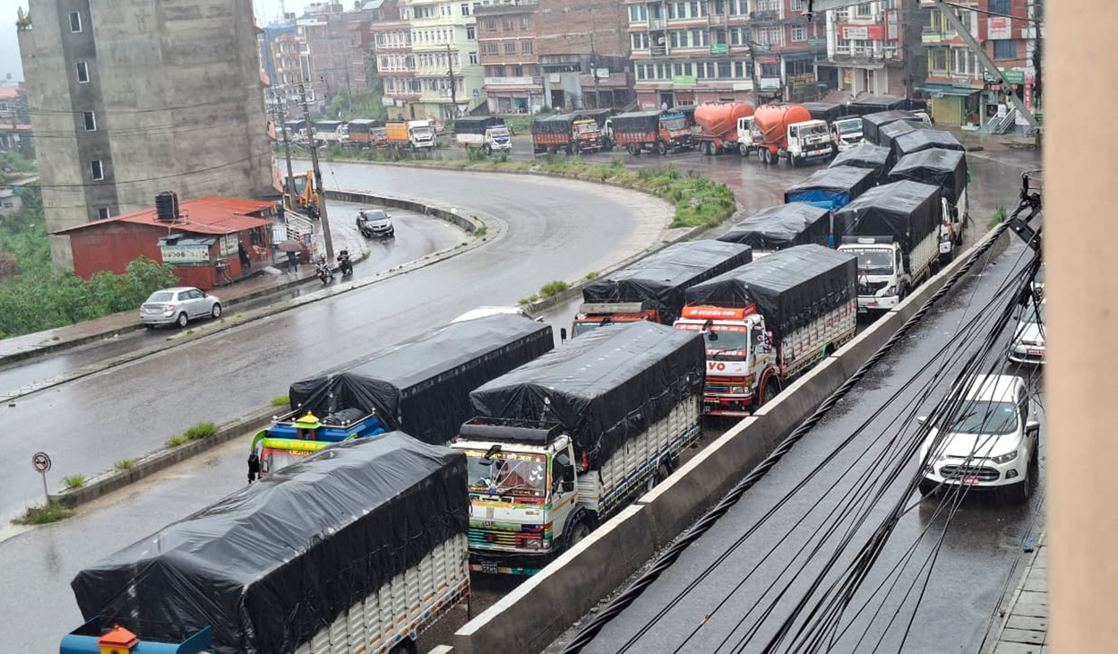 पहिरोका कारण बीपी राजमार्ग बन्द,सवारीसाधन धुलिखेलमै होल्ड