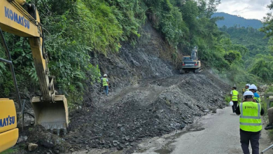 भासिएको कृष्णभीरमा नयाँ खोलिएको ‘ट्र्याक’ लाई फराकिलो बनाइँदै