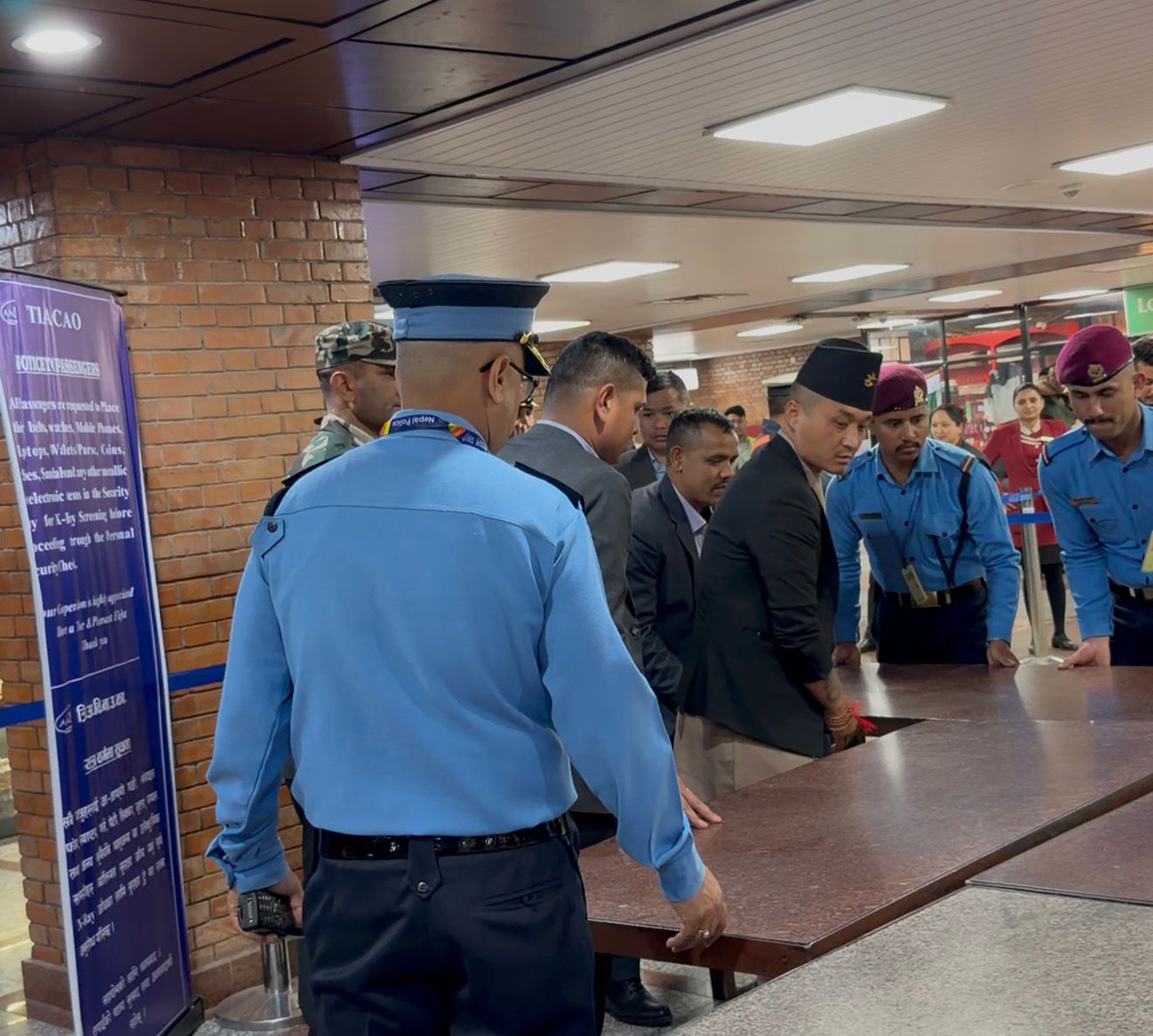 सेवाग्राहीले पटकपटक गुनासो छड्के निरीक्षणमा पुगेका थिए गृहमन्त्री,सामान्य लत्ताकपडा र व्यक्तिगत सामानमा अनावश्यक जाँच नगर्न निर्देशन