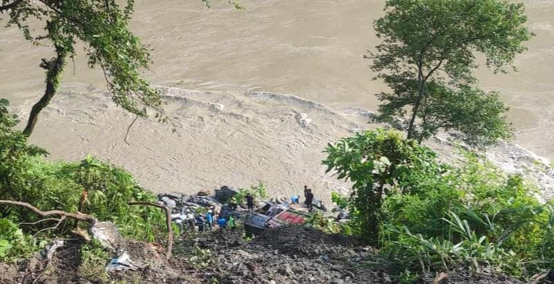 शंकास्पद सिमलताल ट्रक दुर्घटना : ट्रक त्रिशुलीमा खसालेर चालक र सहचालक भागेको आशंका