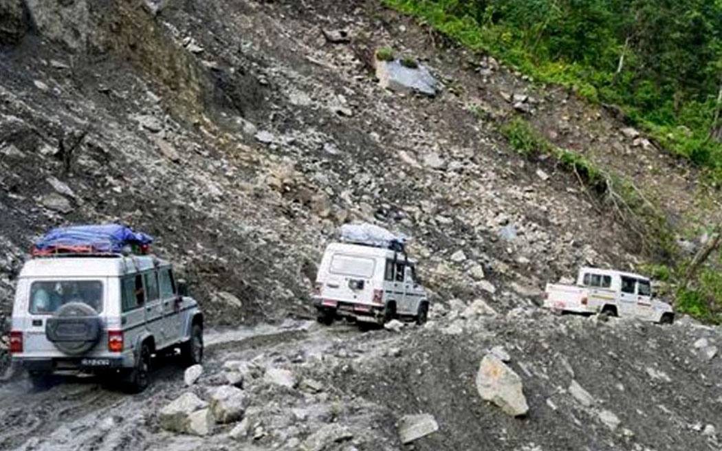पाँच दिनदेखि अवरुद्ध कर्णाली राजमार्ग एकतर्फी सञ्चालन