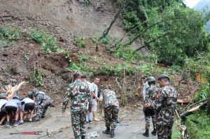 पहिरो र लेदोका कारण बिपी राजमार्गका तीन स्थानमा सडक अवरुद्ध