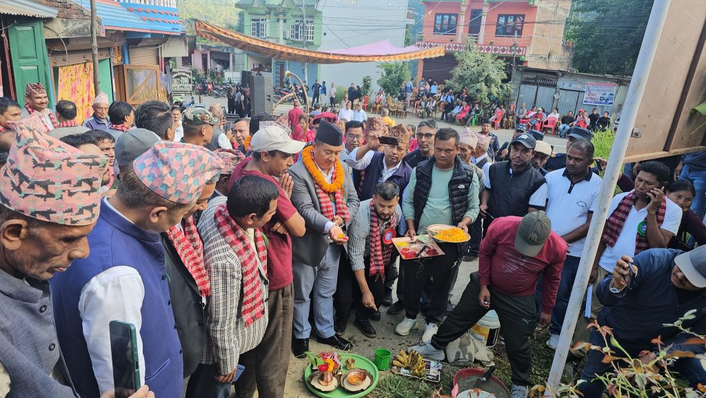 ट्रयाक खोलिएको करिब २० वर्षपछि नुवाकोटको विदुरहुँदै धादिङको खनियाबास पुग्ने सडक कालोपत्र सुरु