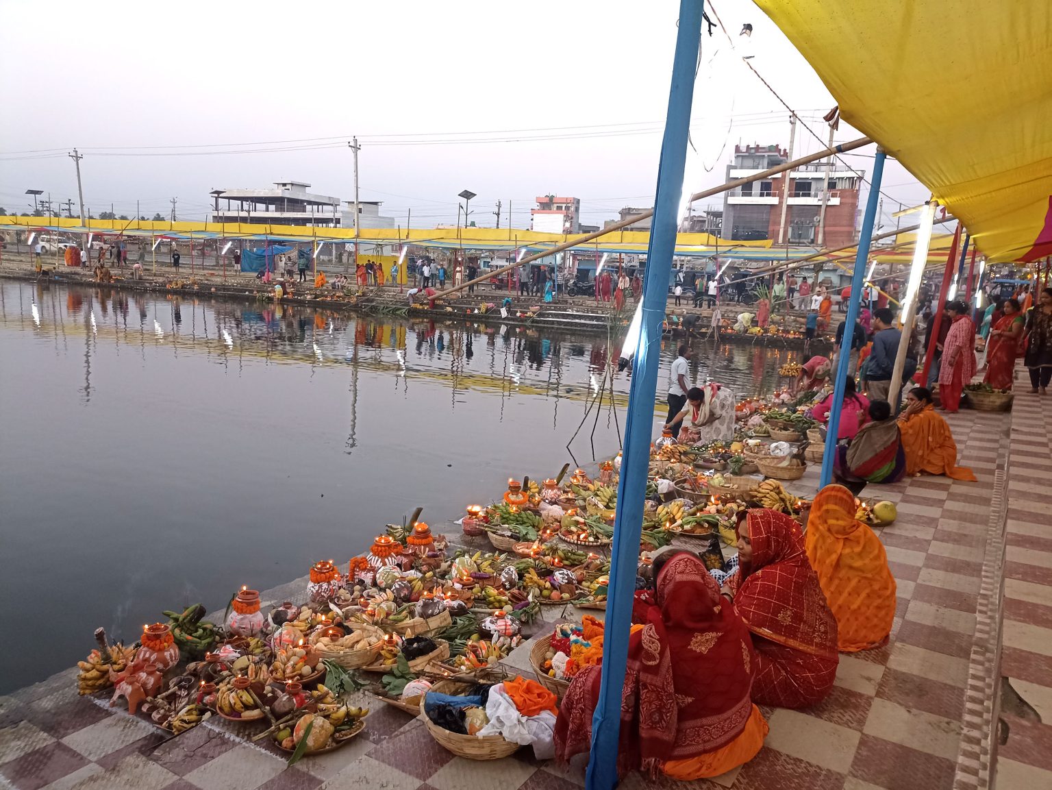 मिथिलाञ्चलमा छठ पर्व मनाउनेहरुको भीड