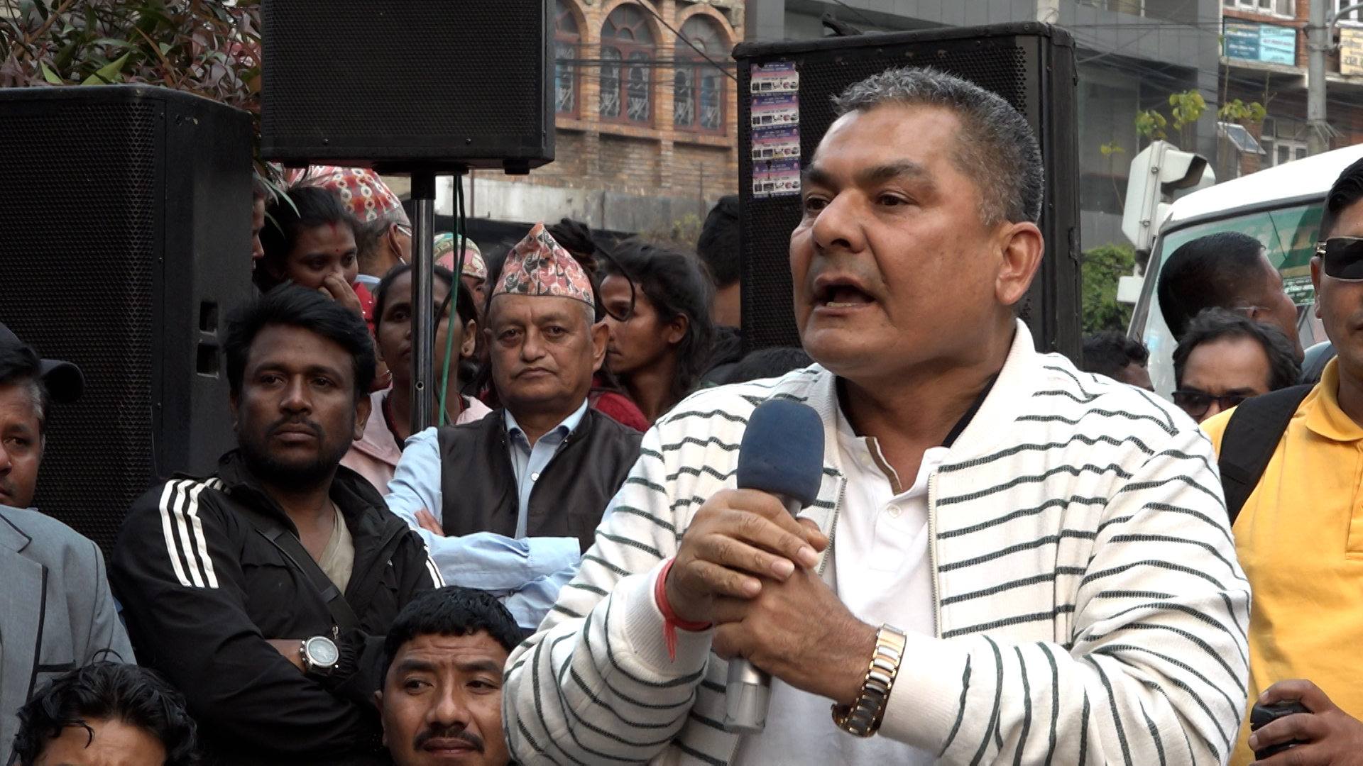दुर्गा प्रसाईंसँगै बडीगार्ड खड्का प्रहरी नियन्त्रणमा